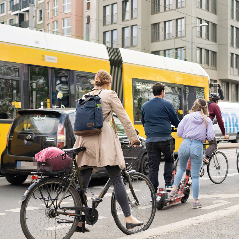 02.05.2023,Berlin,Deutschland,eine Tram der BVG,Auto,Fahrrad,E-Scooter. *** 02 05 2023,Berlin,Germany,a BVG streetcar,car,bike,e scooter