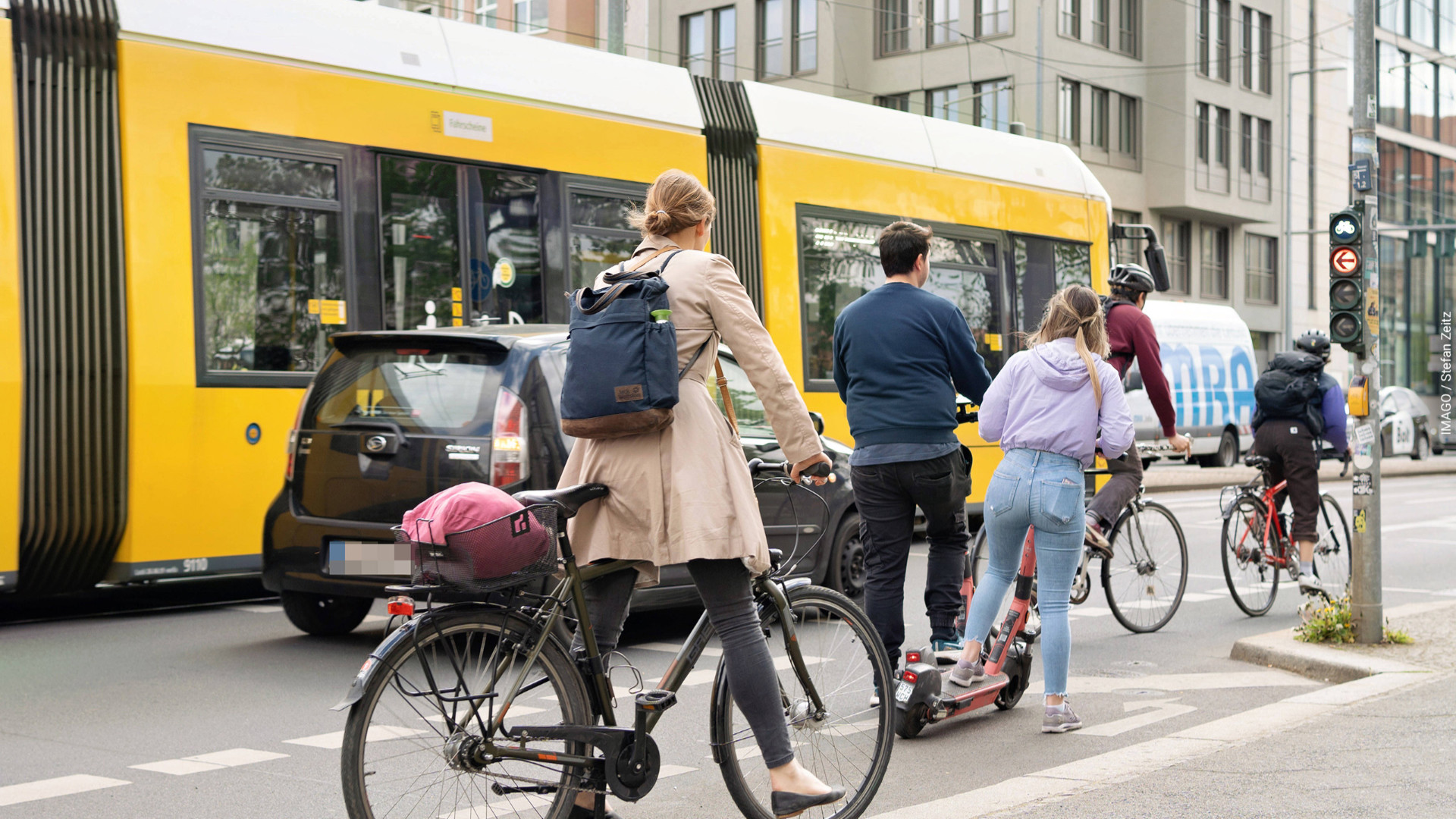 Straßenbahn mit Radfaher im Straßenverkehr