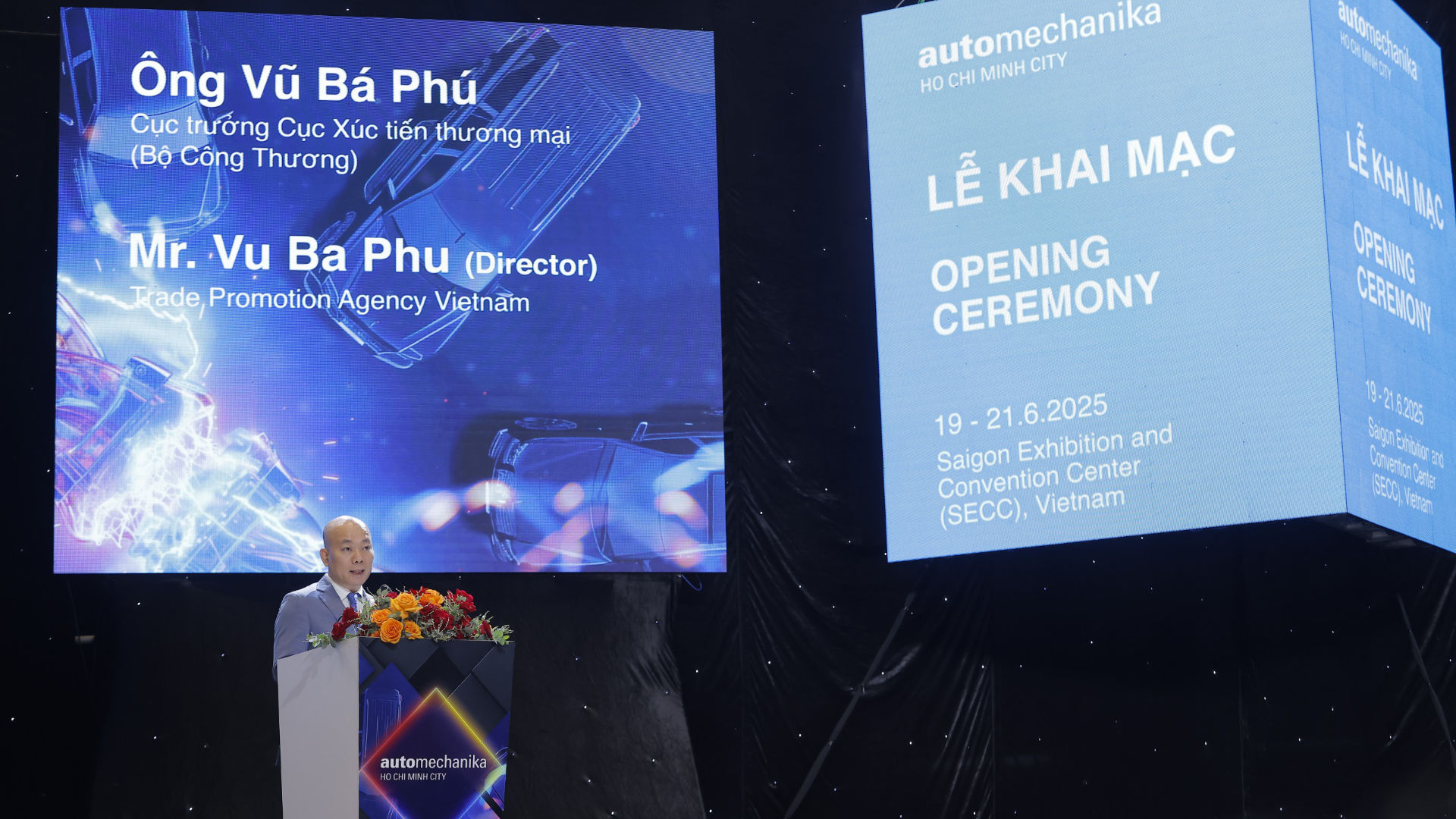 Sprecher auf einer Bühne der Automechanika Ho Chi Minh City 2025