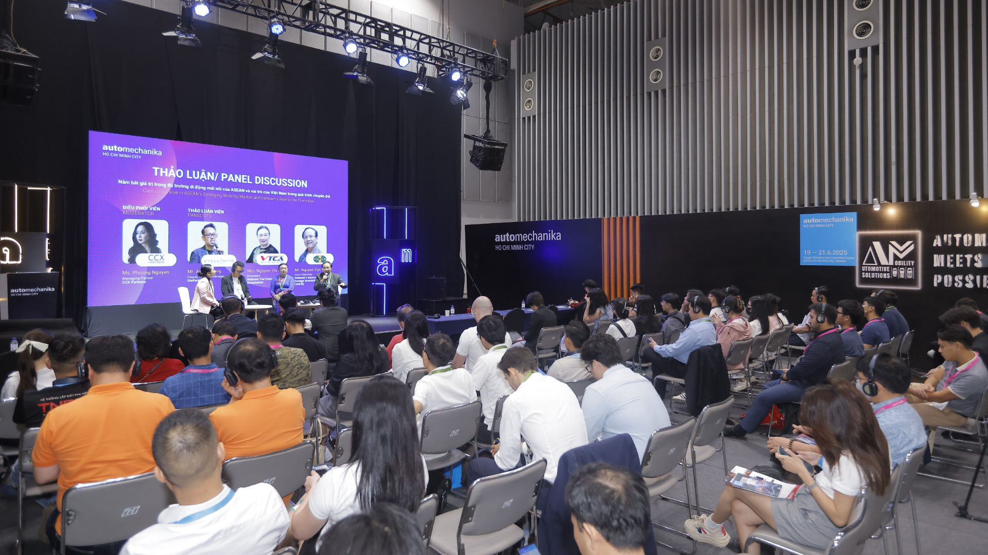 Publikum vor einer Bühne der Automechanika Ho Chi Minh City 2025