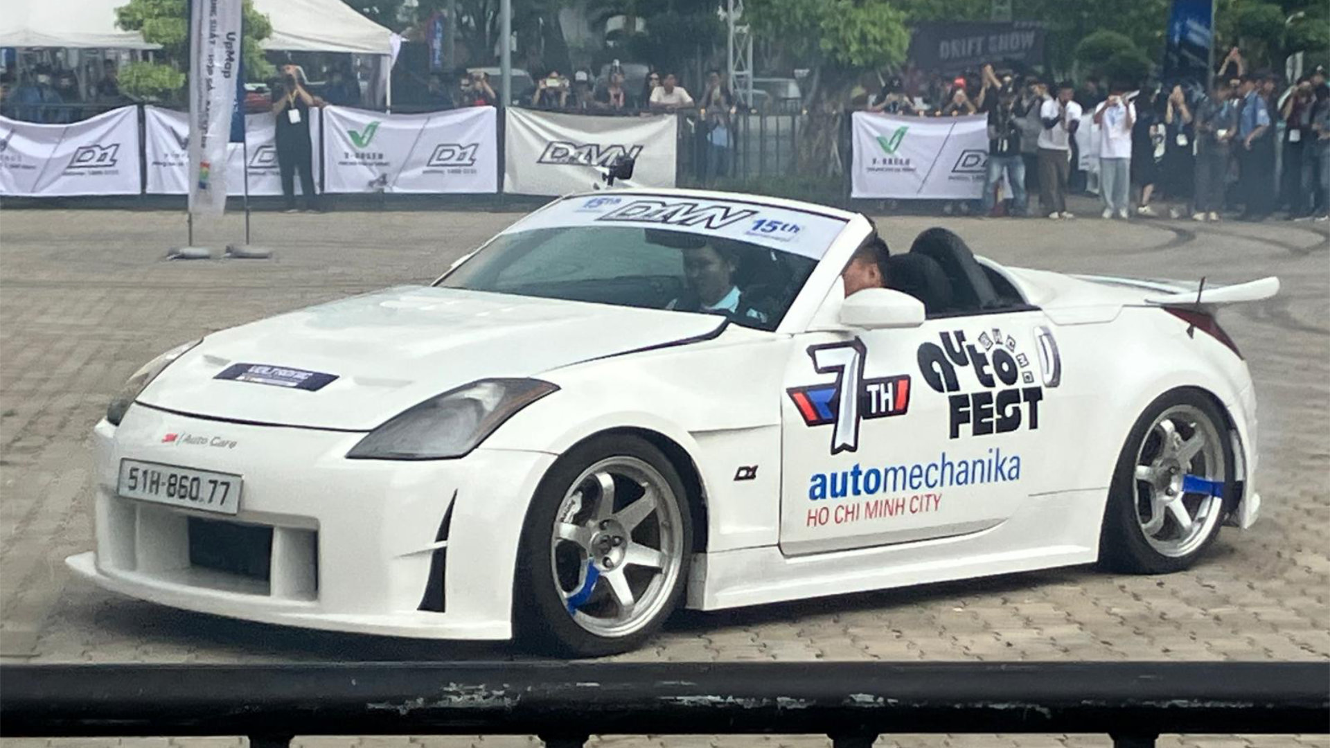 Driftingvorführung mit einem weißen Cabrio