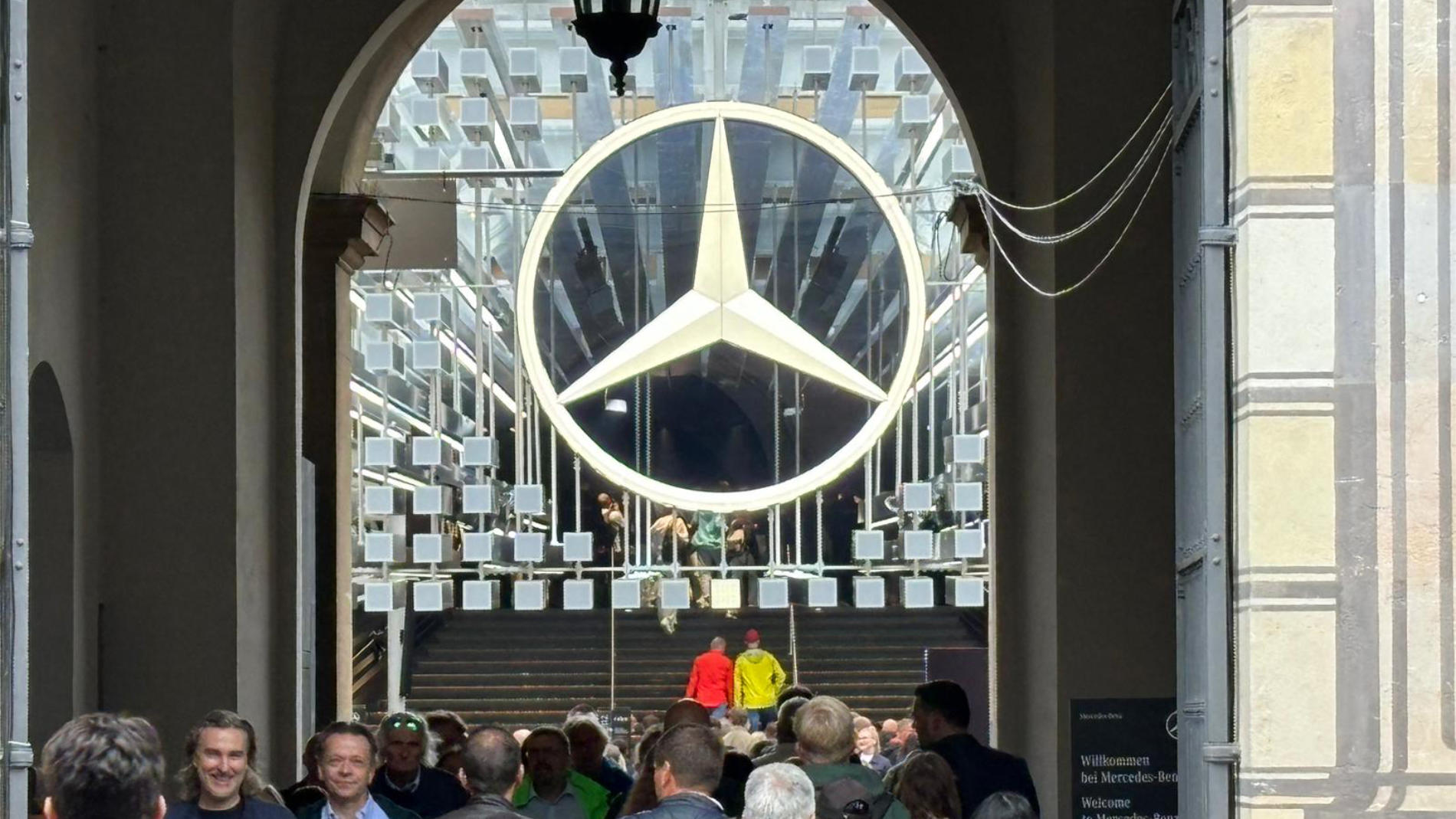 Eingang des Mercedes Messestandes auf der IAA Mobility 2025