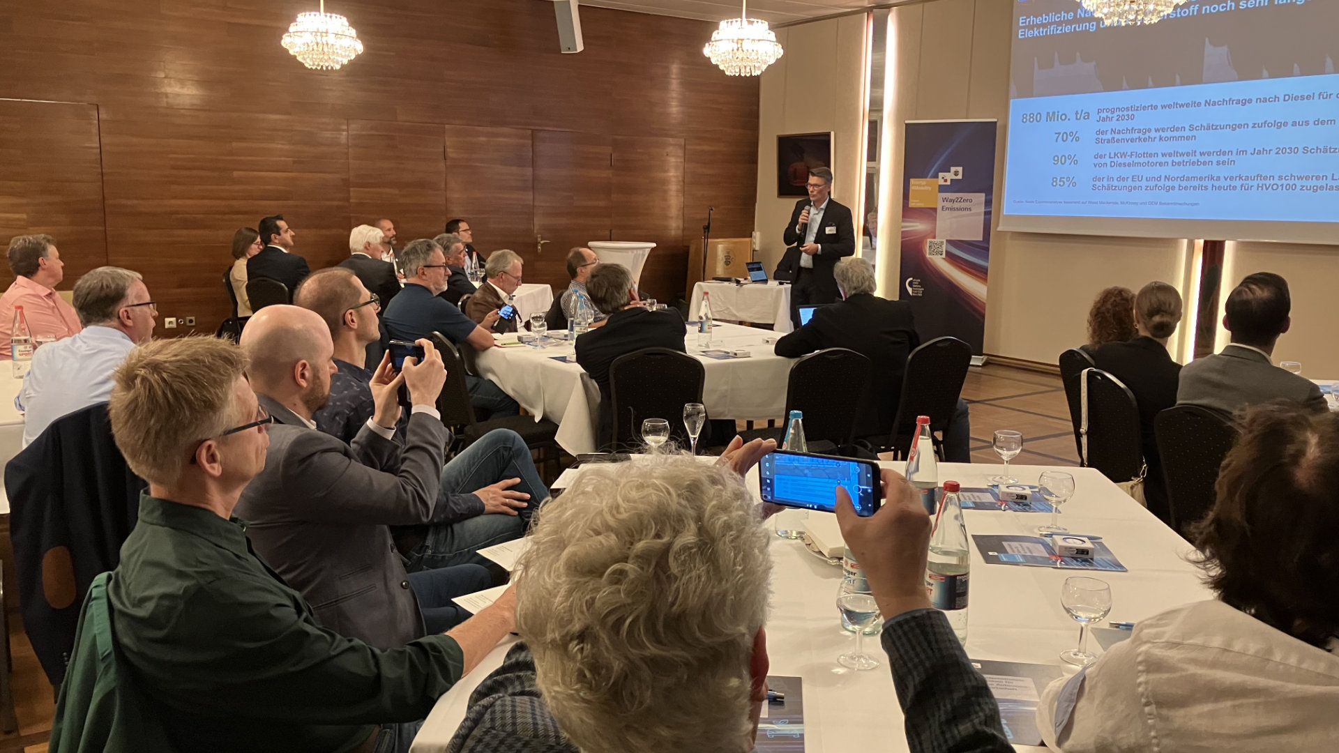 Energy4Mobility Talkreihe Sprecher mit Publikum