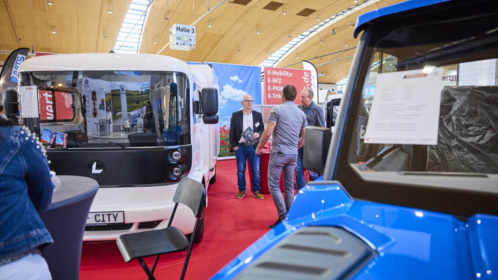 Elektronutzfahrzeug auf Fachmesse – Besucher informieren sich über moderne E-Mobility-Lösungen in Halle 3.