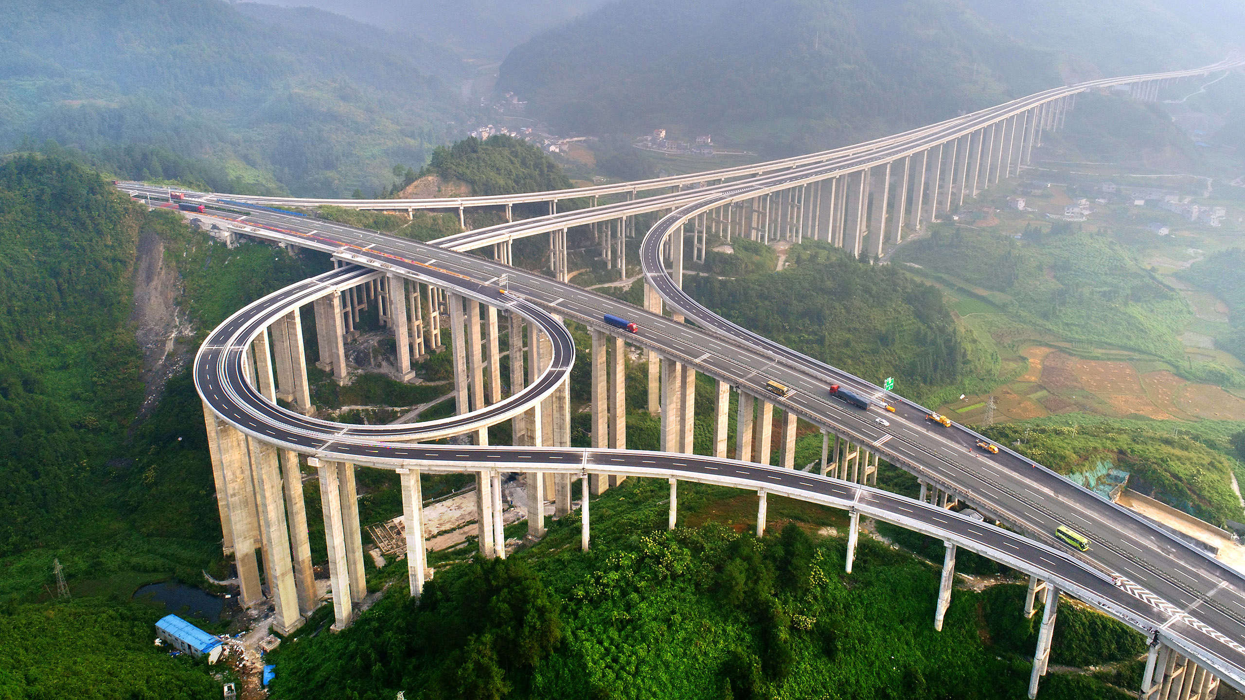 Autobahnkreuz mit Brücken