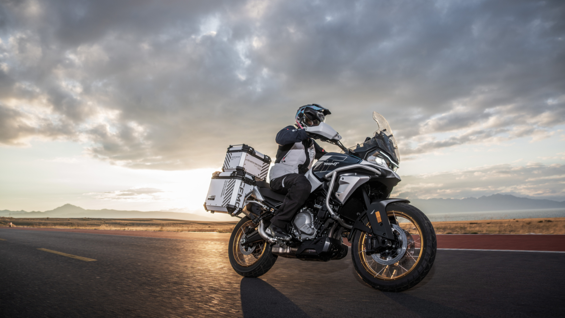 Ein Motorradfahrer fährt in der Abendsonne