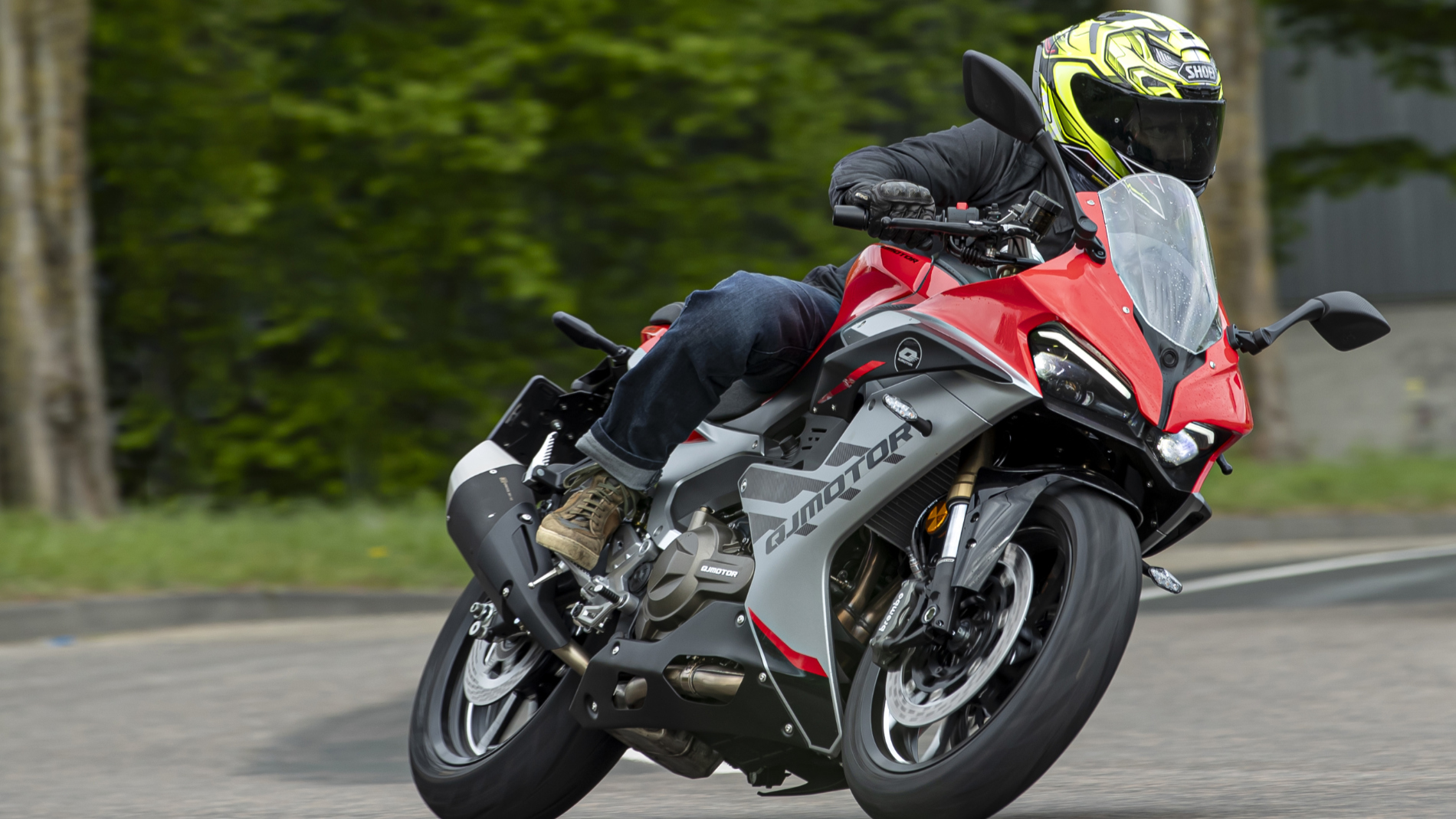 Ein Motorradfahrer legt sich in die Kurve
