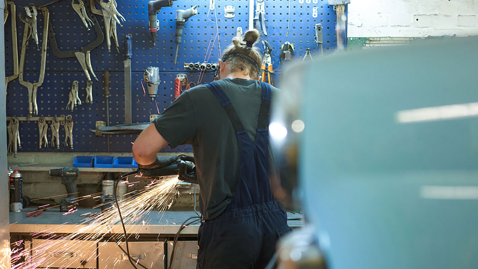 Ein Mann benutzt ein Schweißgerät in einer Autowerkstatt