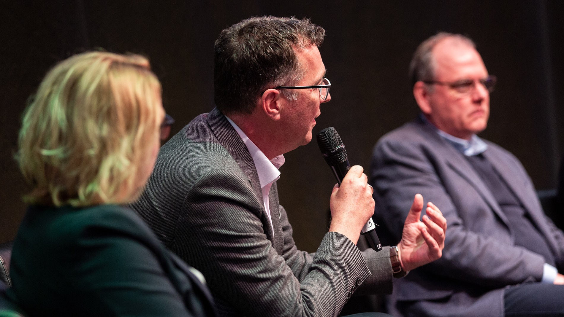 Panel discussion on electromobility with experts from the automotive industry.