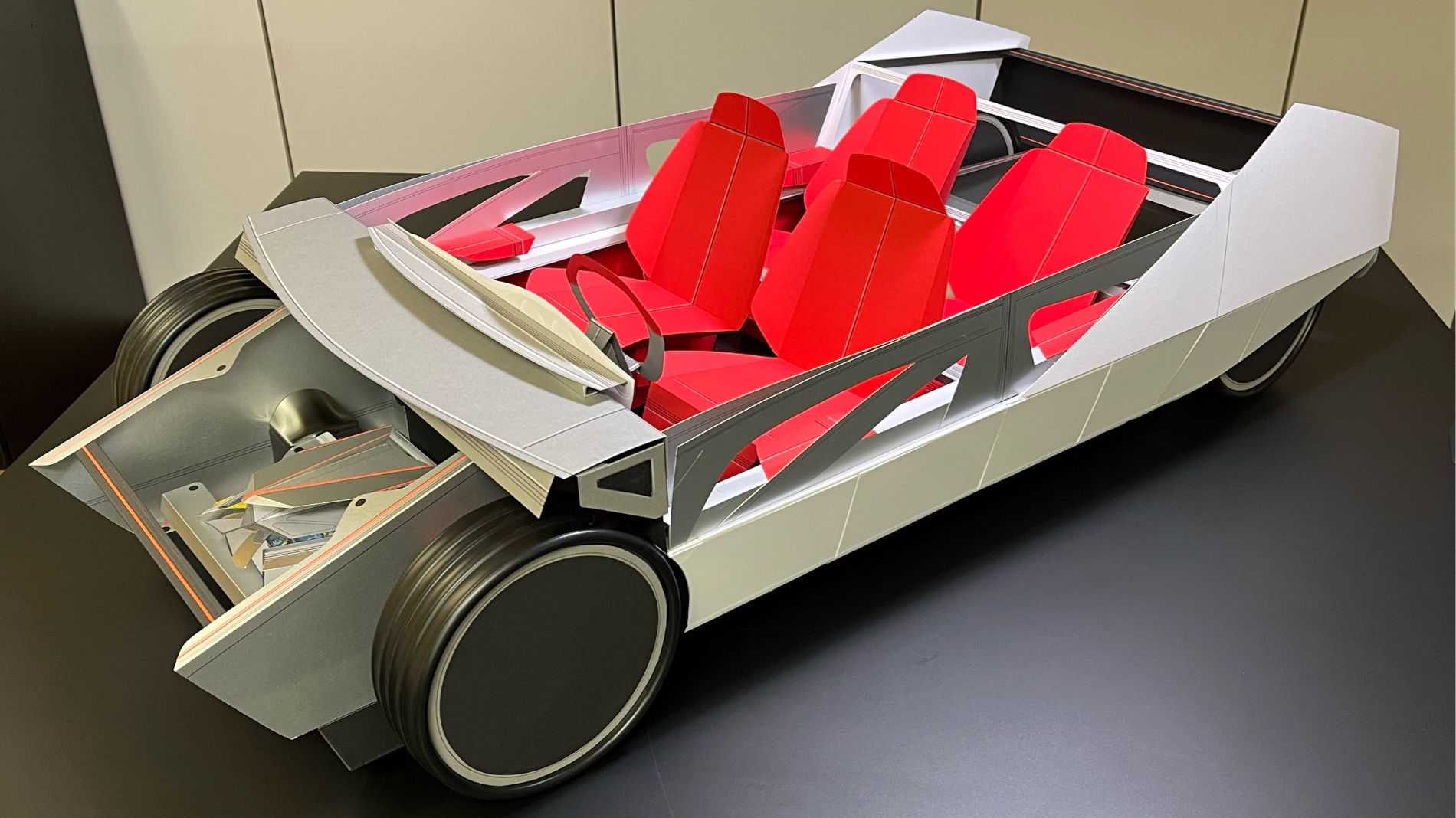 Fahrzeugmodell mit roten Sitzen und offenem Frontmodul