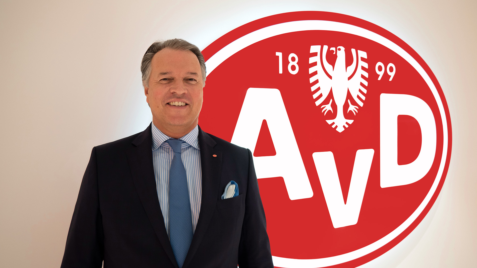 Lutz Leif Linden with AVD logo in the background