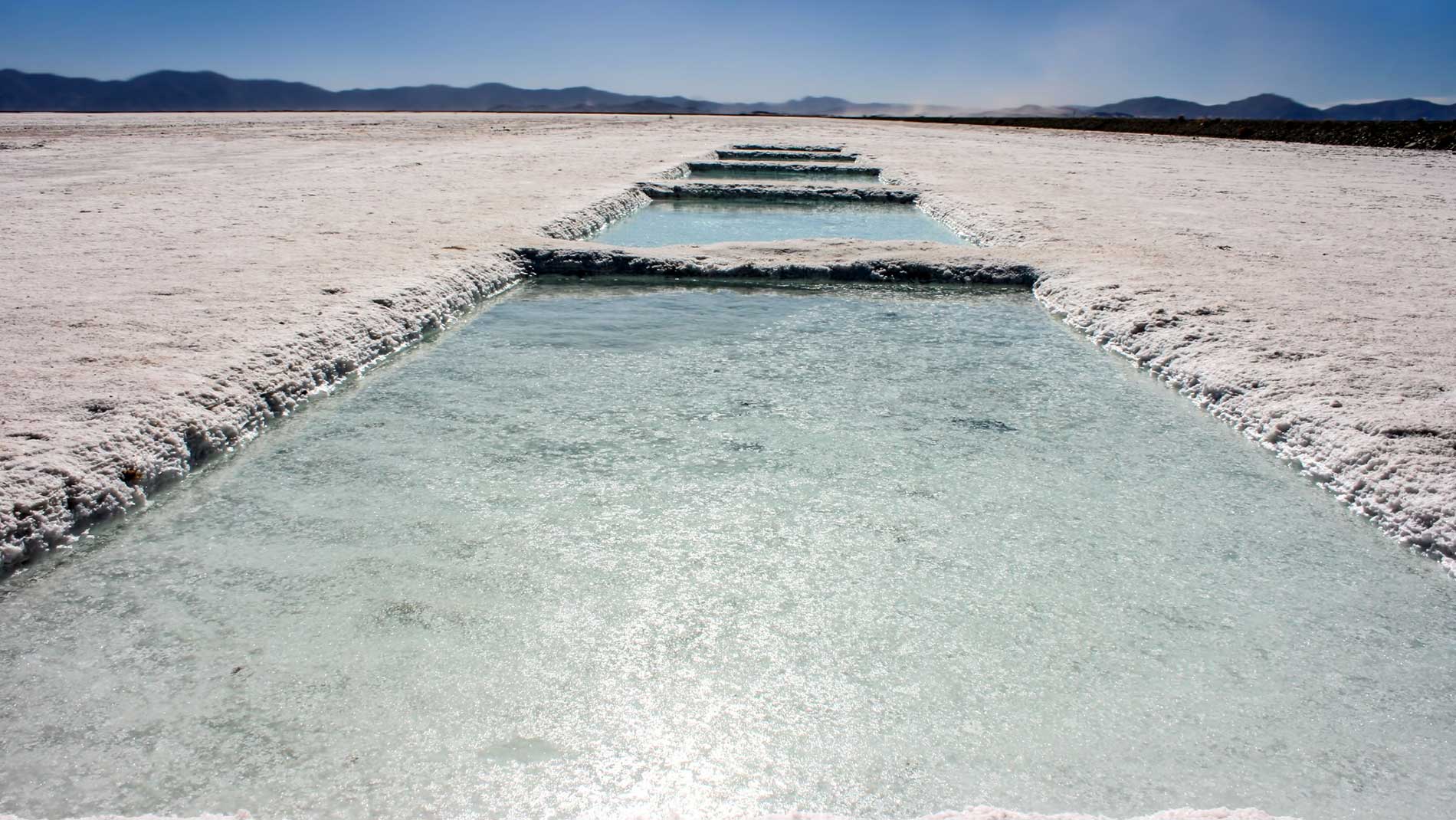 Rechteckige Wasserbecken zur Lithiumgewinnung in einer Salzwüste.