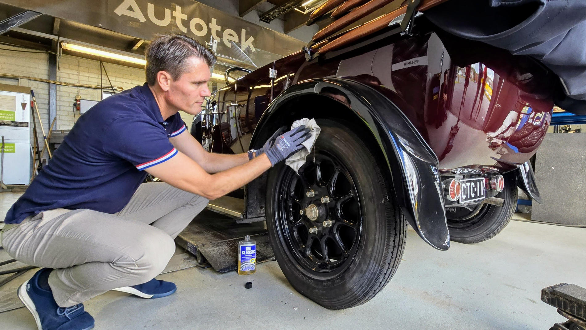 Rutger Veerman fits a tyre to a car
