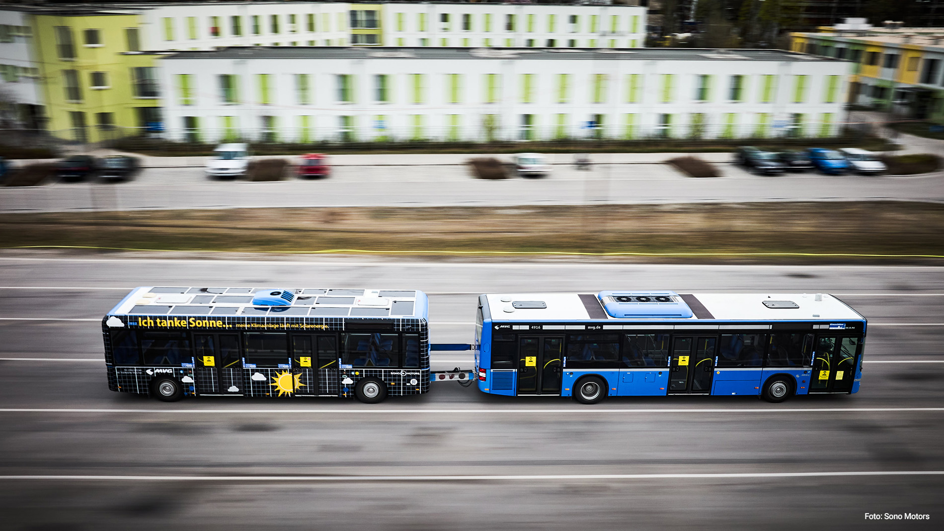 Zwei Busse mit Photovoltaik auf dem Dach
