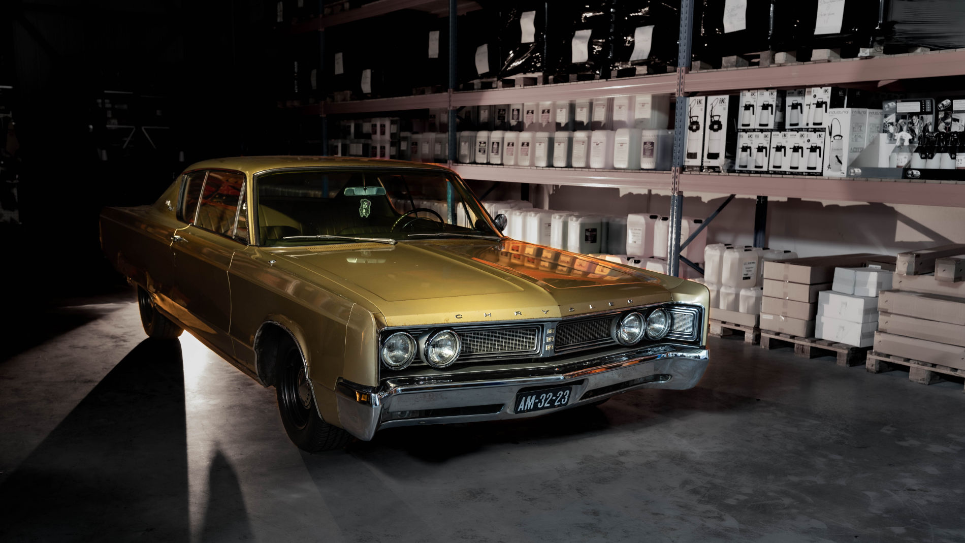 Goldenes Auto in einer Lagerhalle
