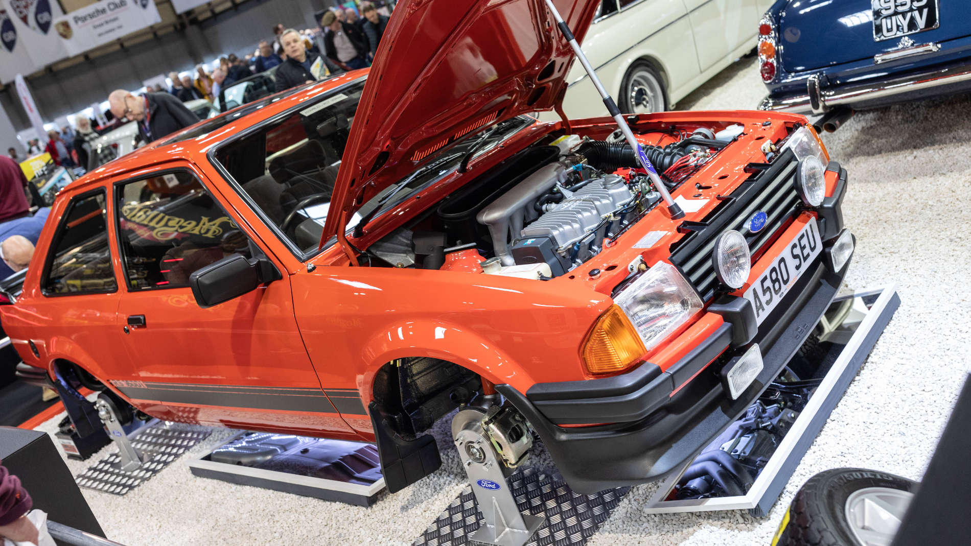 Rotes Auto auf einer Hebebühne mit geöffneter Motorhaube