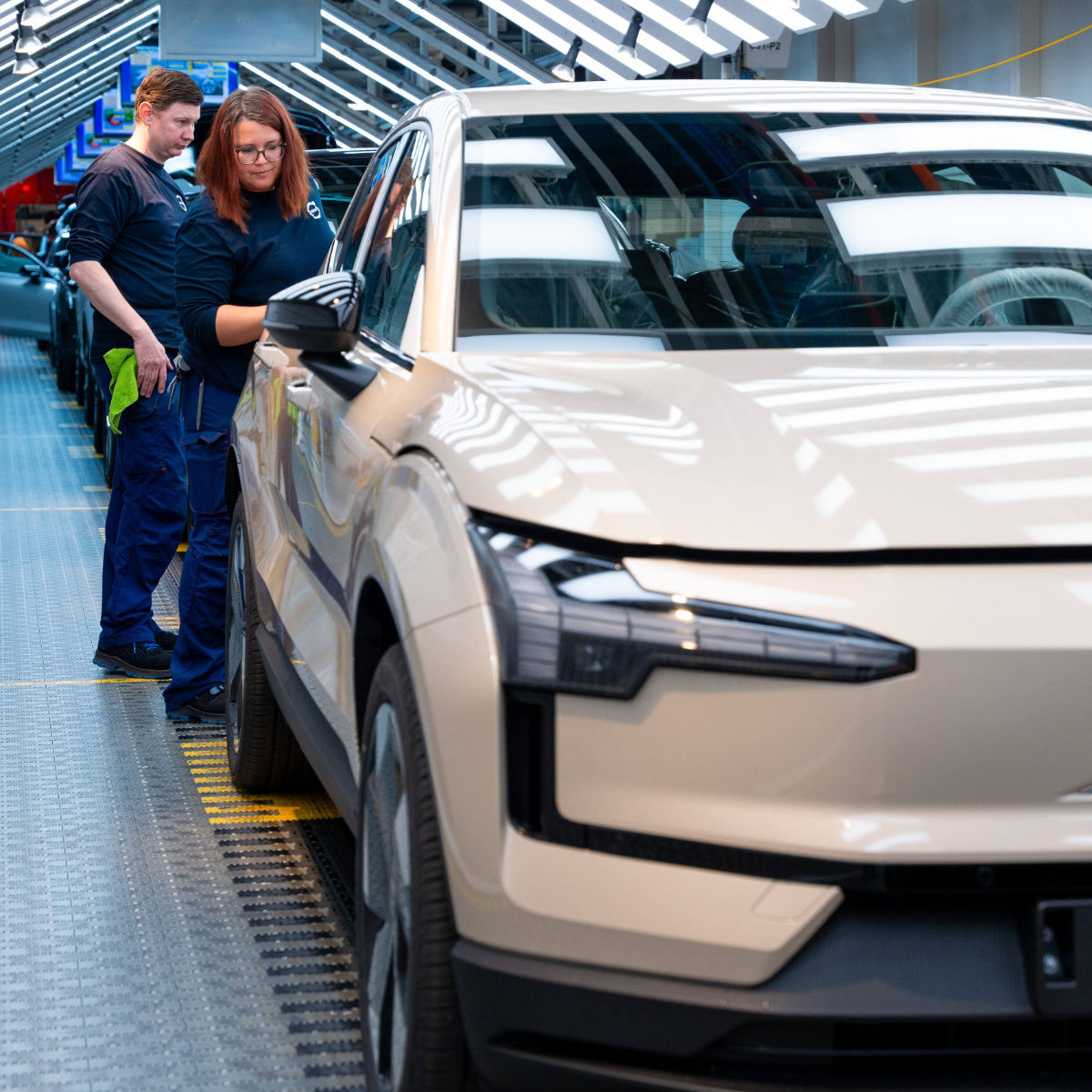 ex-30-start-of-productionn-volvo-car-gent-teaser