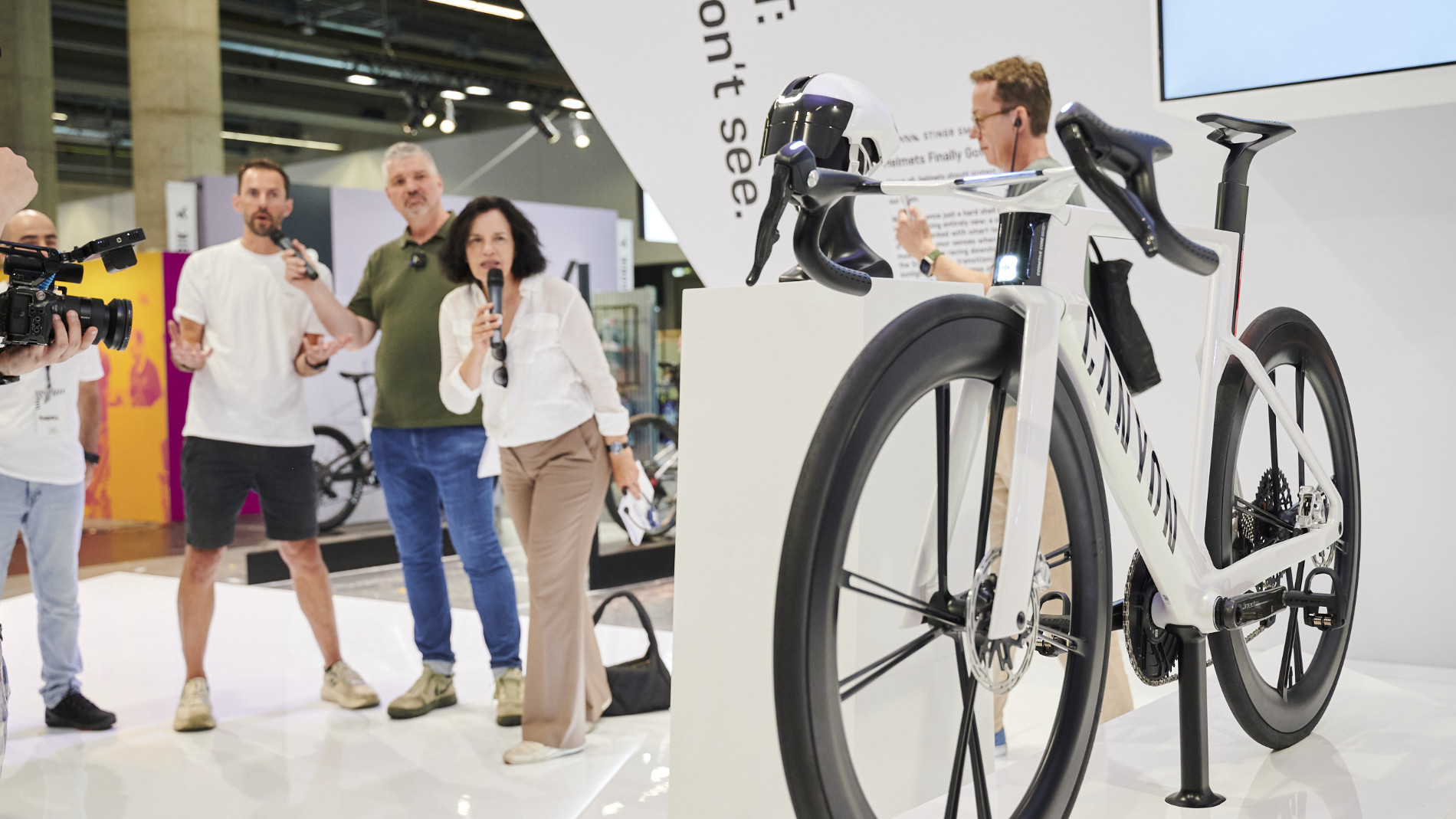 Medienpräsentation eines innovativen Triathlonrads