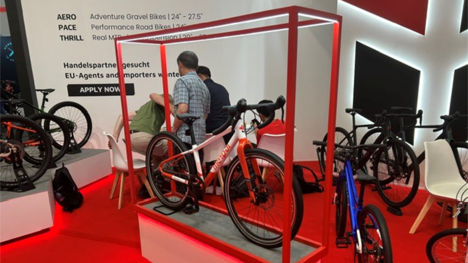 Rennräder und E-Bikes auf Messestand