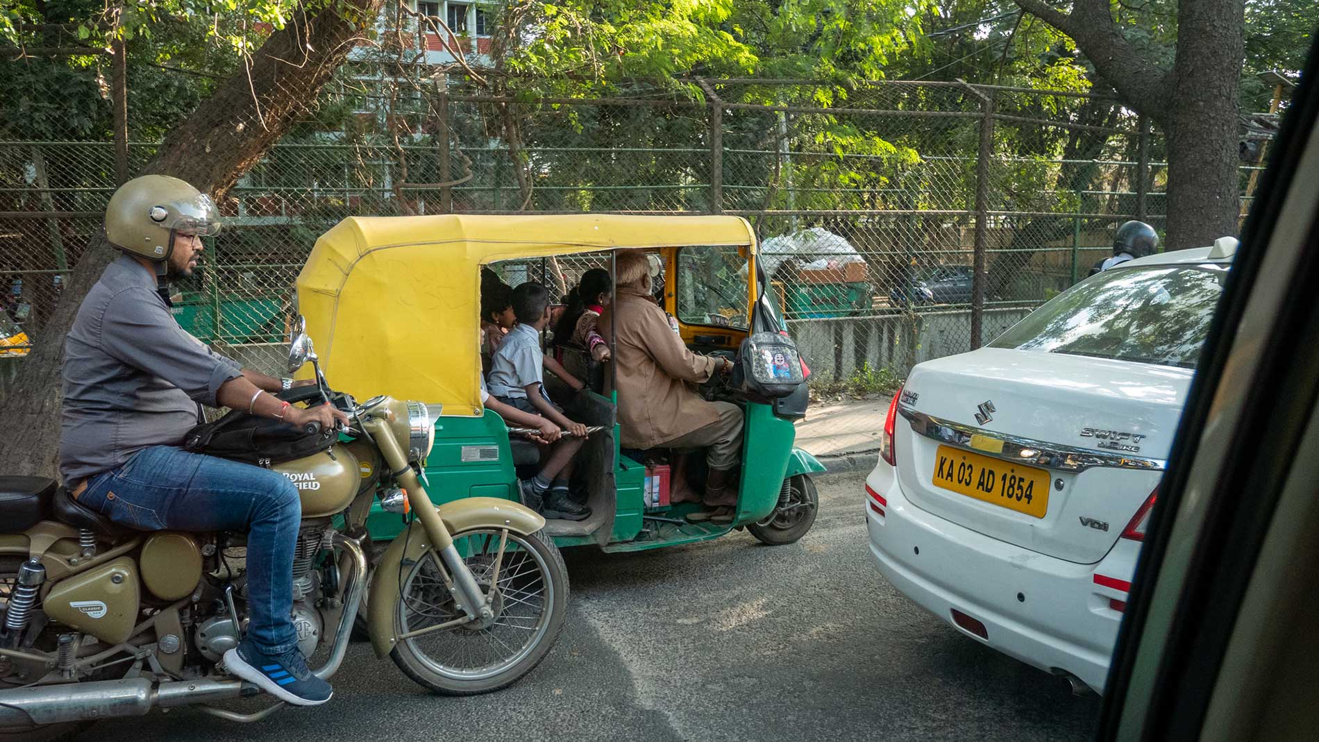 Straße mit viel Verkehr in Bangalore