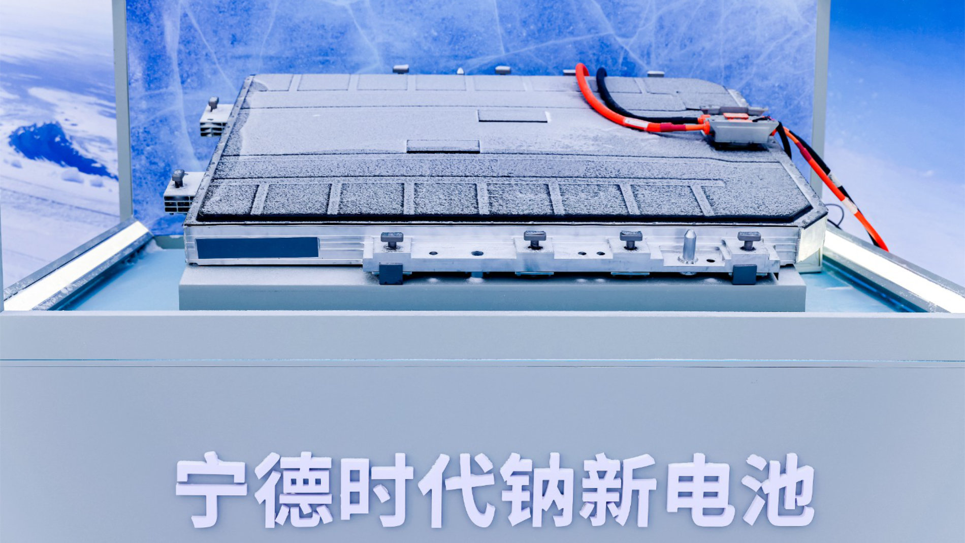 Electric vehicle with integrated underfloor battery system
