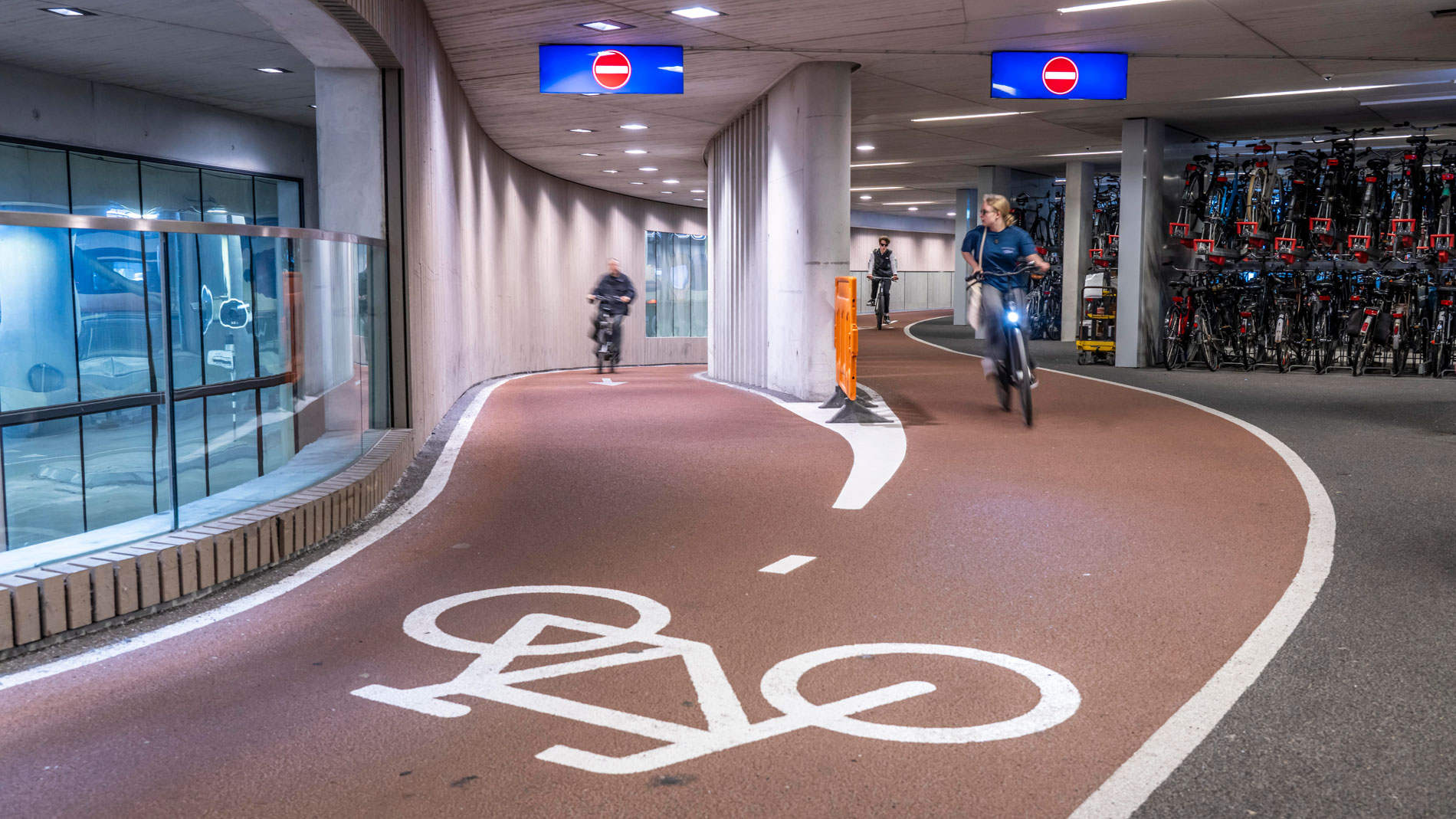 Radfahrer fahren durch Tunnel mit Fahrradweg