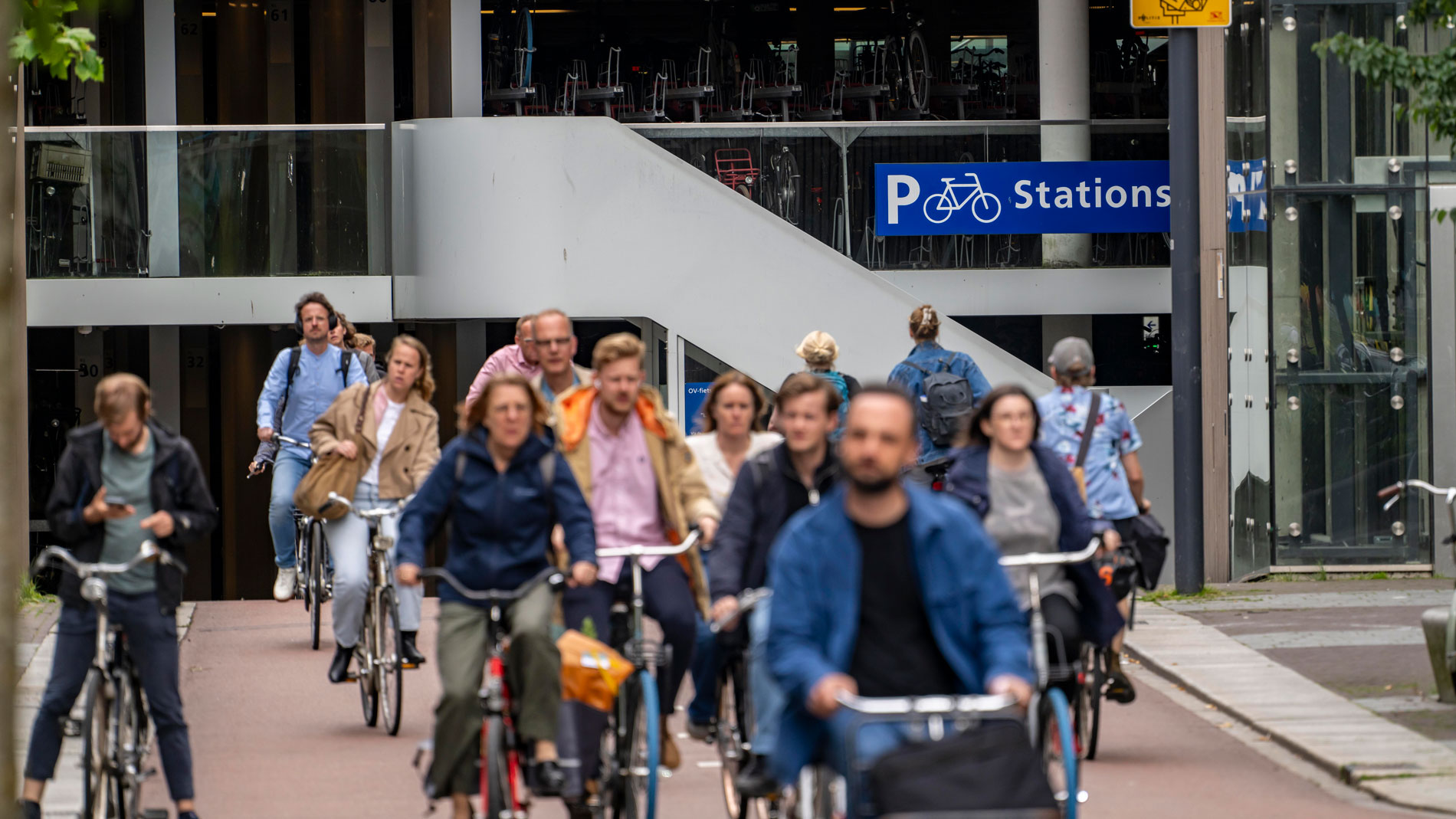 Viele Menschen fahren Fahrrad in der Stadt