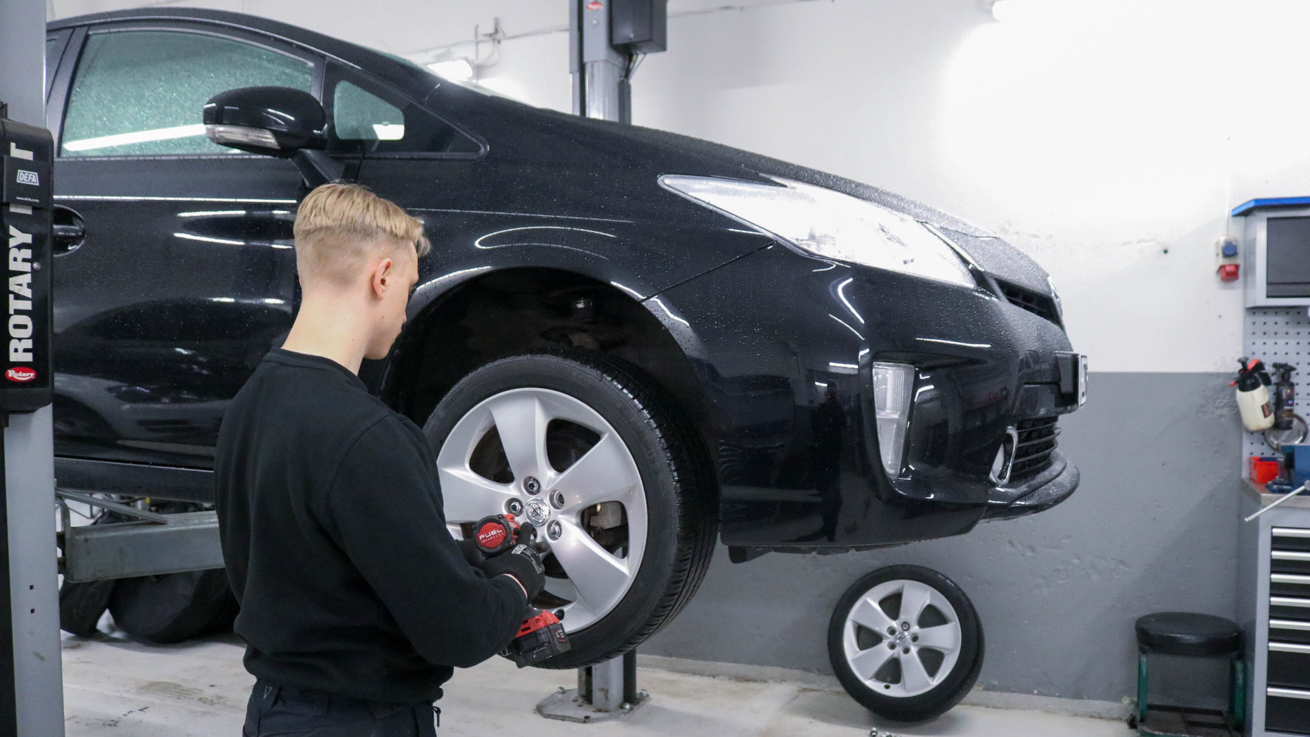 Mechanic fitting wheel with impact wrench