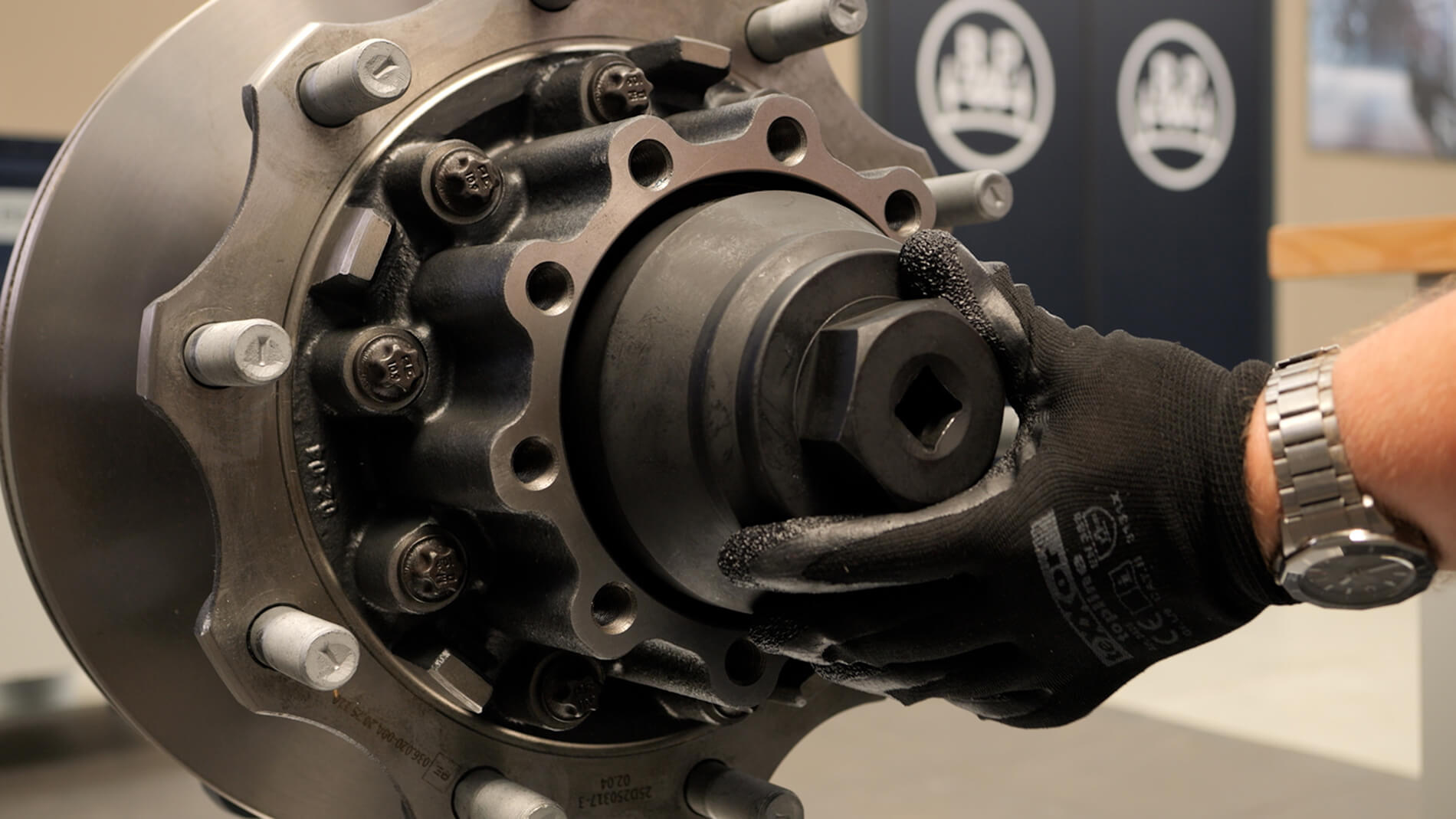 Professional assembly of commercial vehicle wheel hub