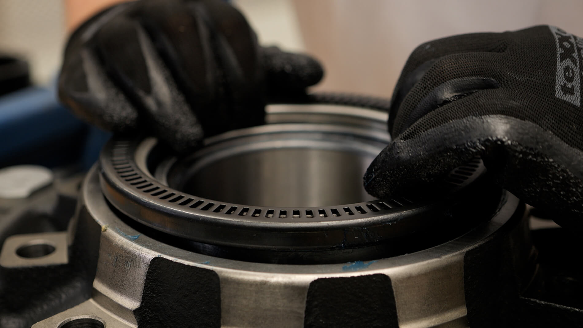 Detailed assembly of sensor ring on wheel hub