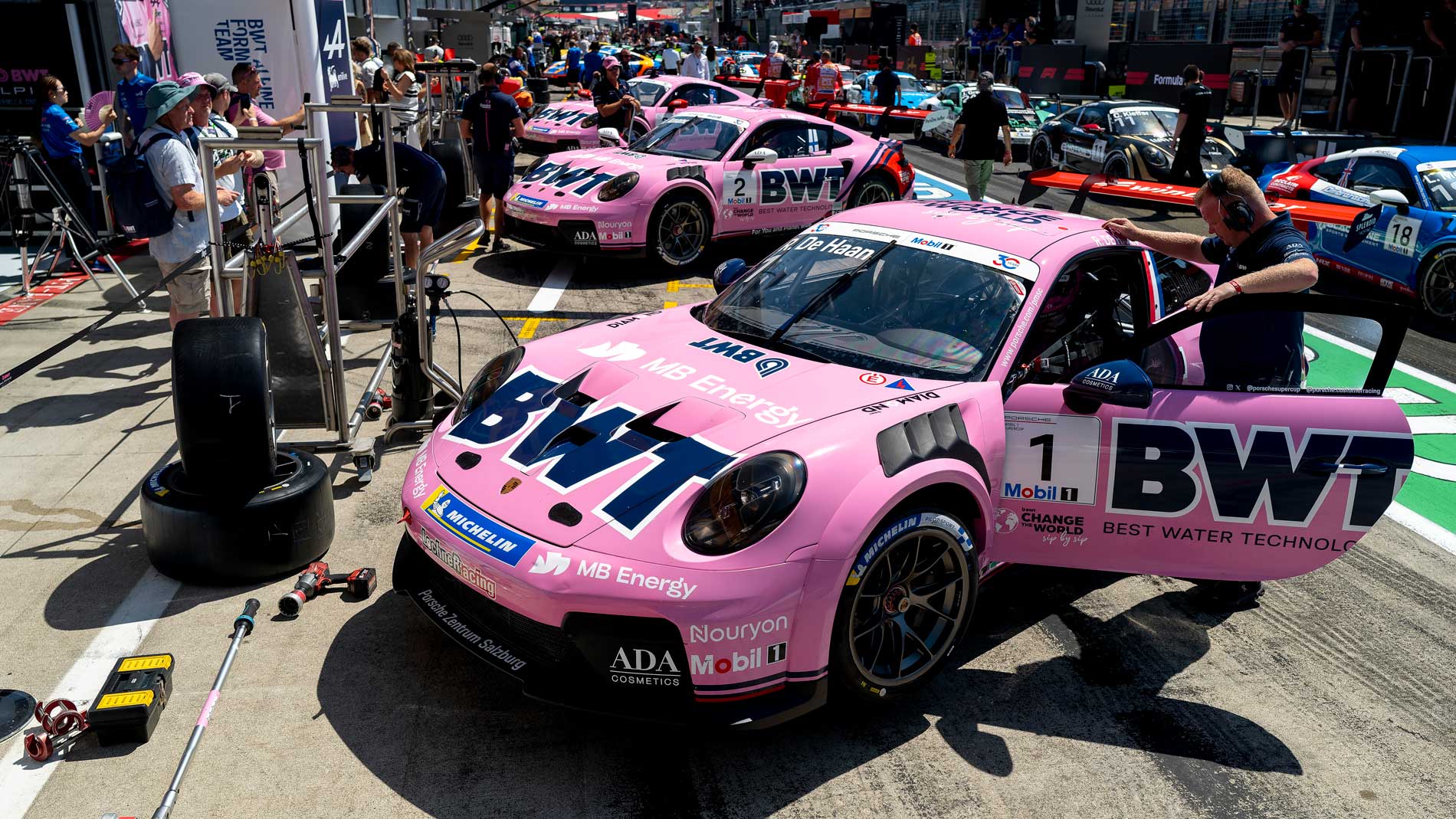 Porsche 911 Cup von BWT Lechner Racing in belebter Boxengasse