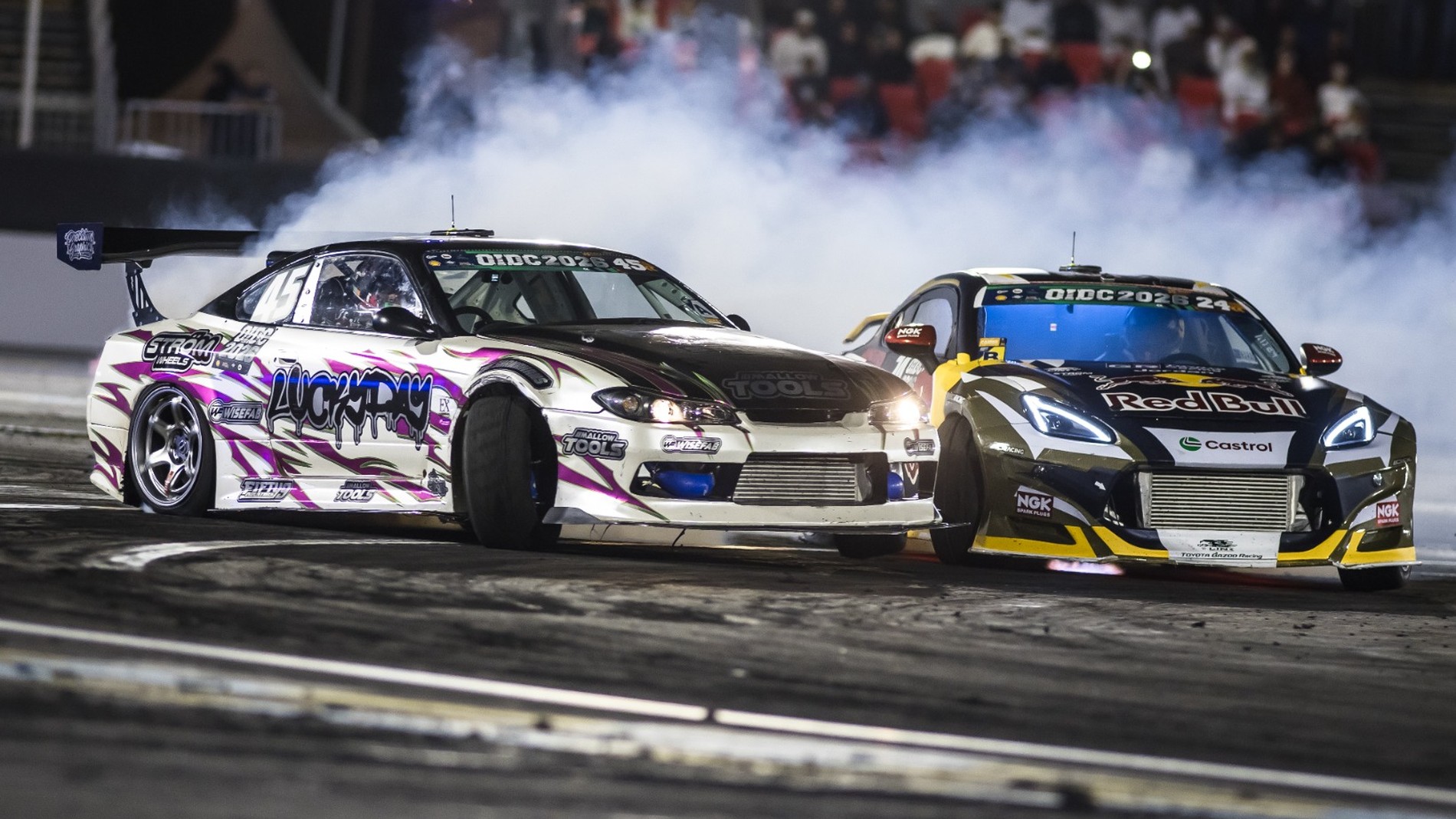 Zwei Driftwagen im Tandem mit Rauchentwicklung