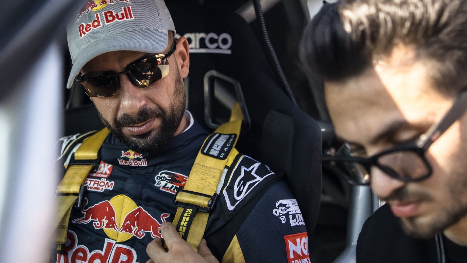 Rennfahrer wird im Cockpit auf Einsatz vorbereitet