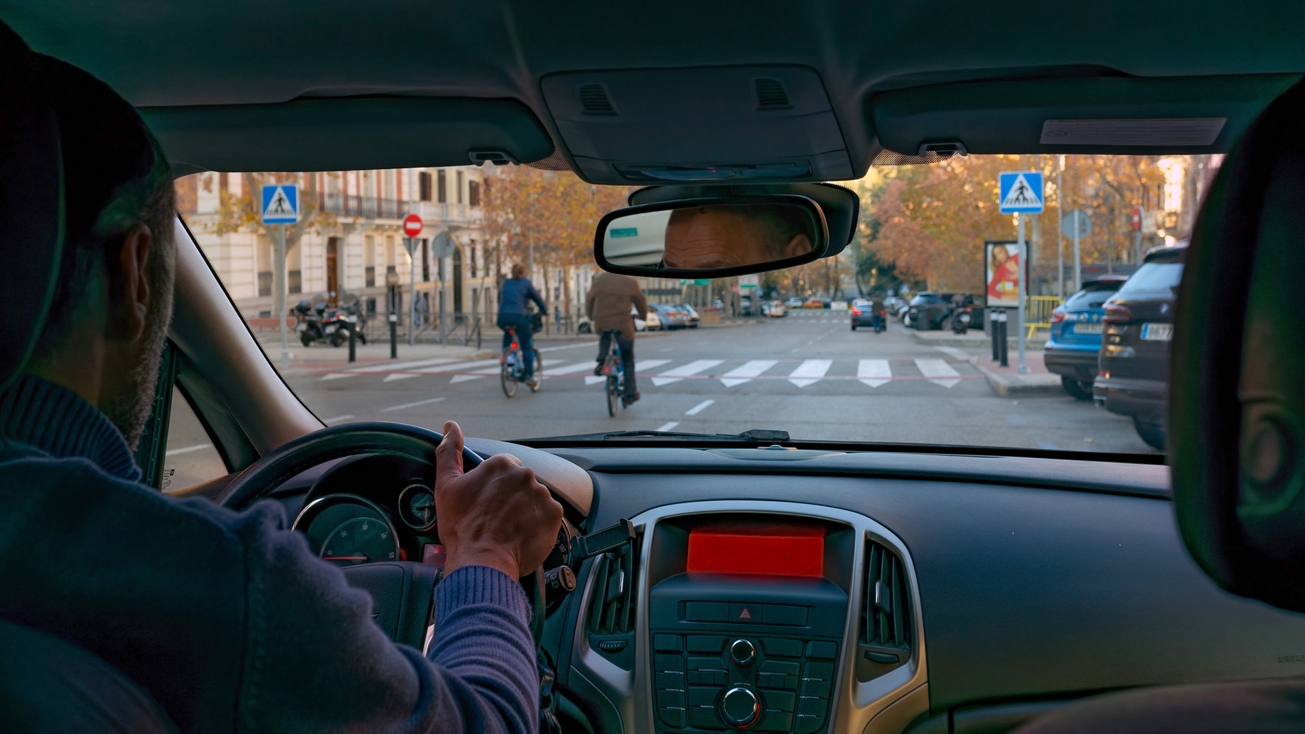Autofahrer hält an Zebrastreifen für Radfahrer