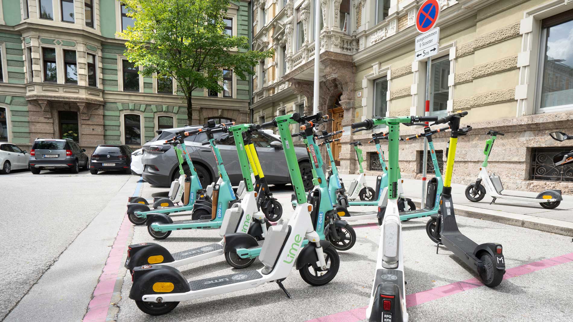 Geparkte E-Scooter im urbanen Strassenraum