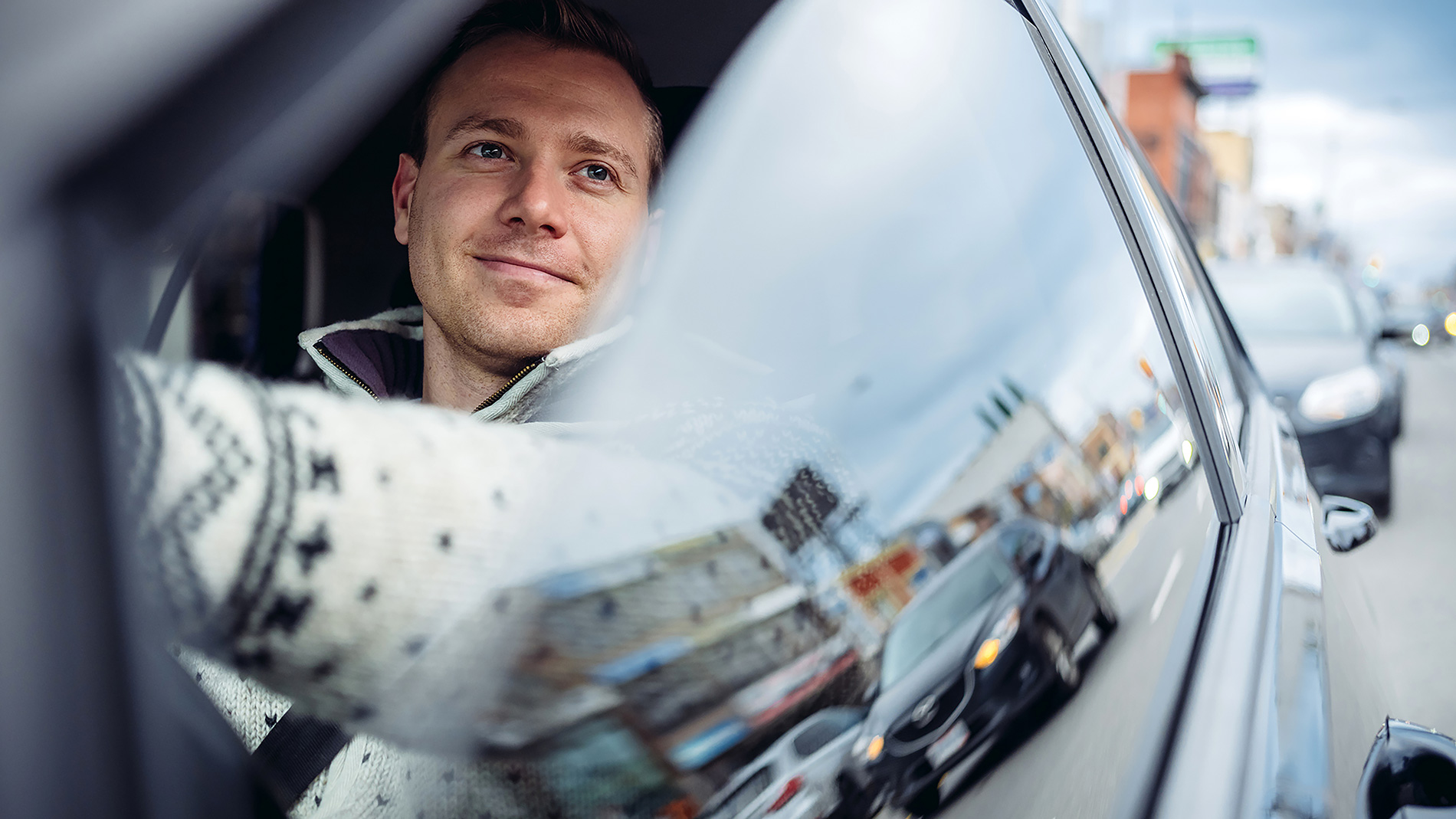 Zufriedener Autofahrer im Stadtverkehr