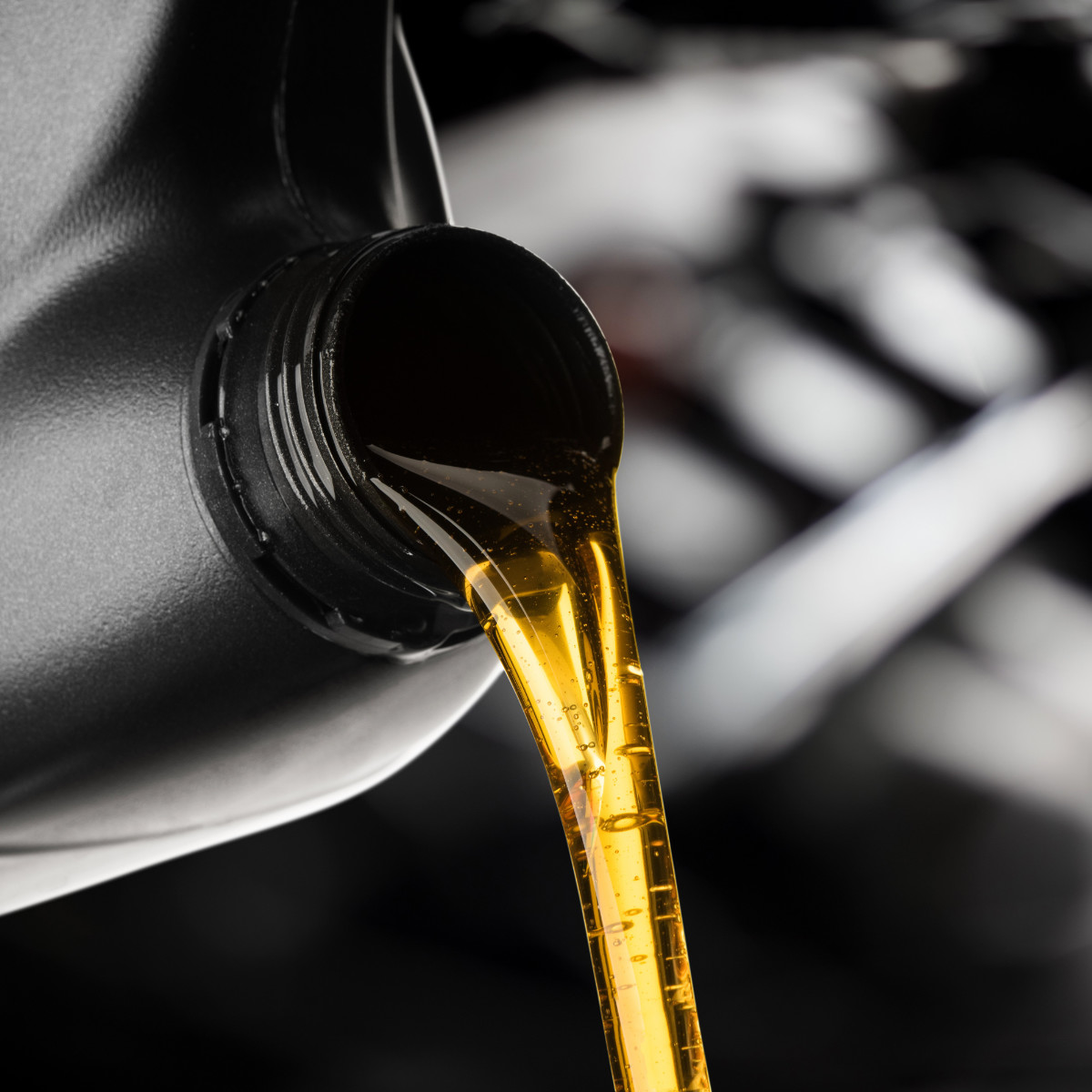 Motoröl wird aus schwarzem Kanister gegossen – Schmierstoffe für optimale Fahrzeugleistung.