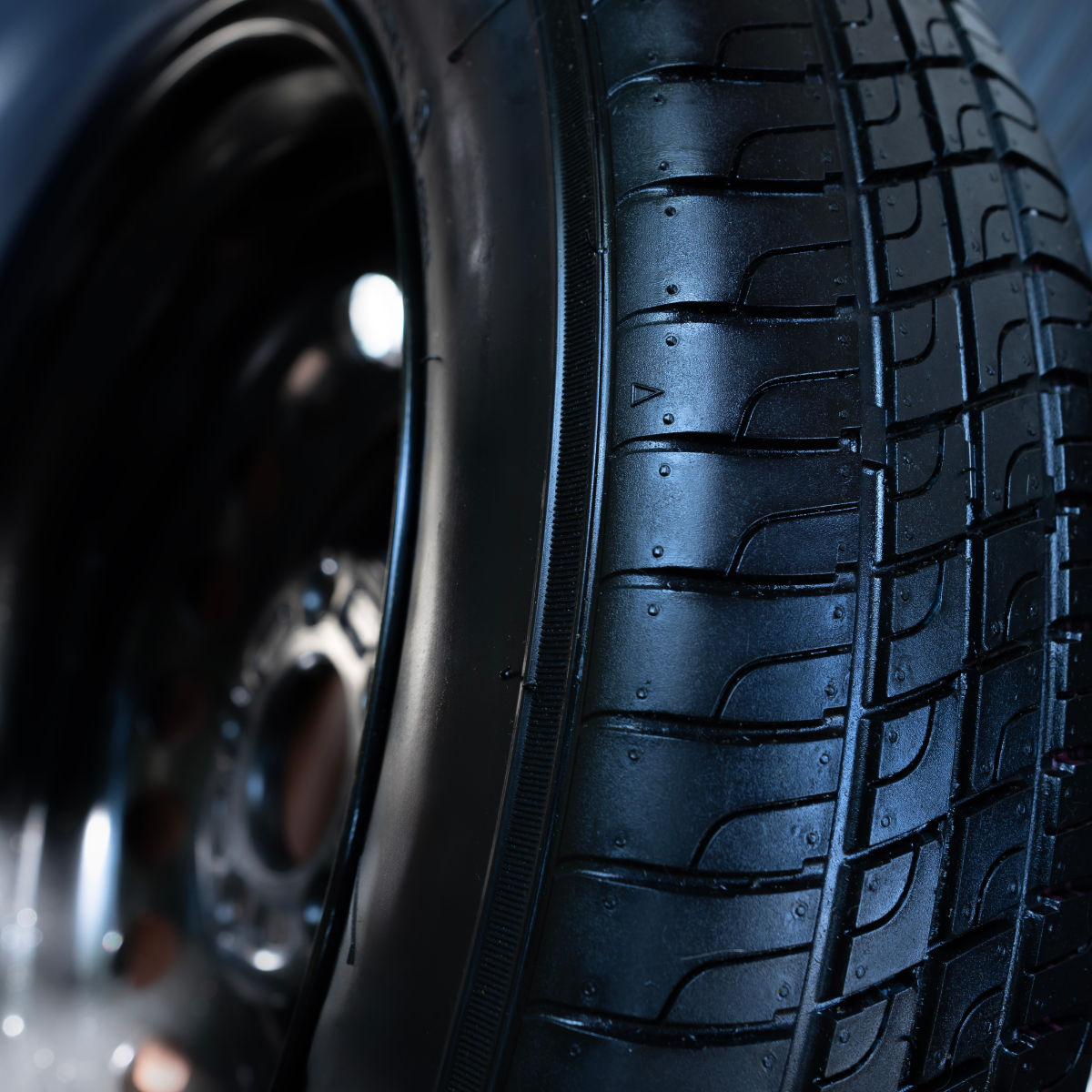 Nahaufnahme eines Autoreifens mit detailliertem Profil – Sicherheit und Performance im Fokus.